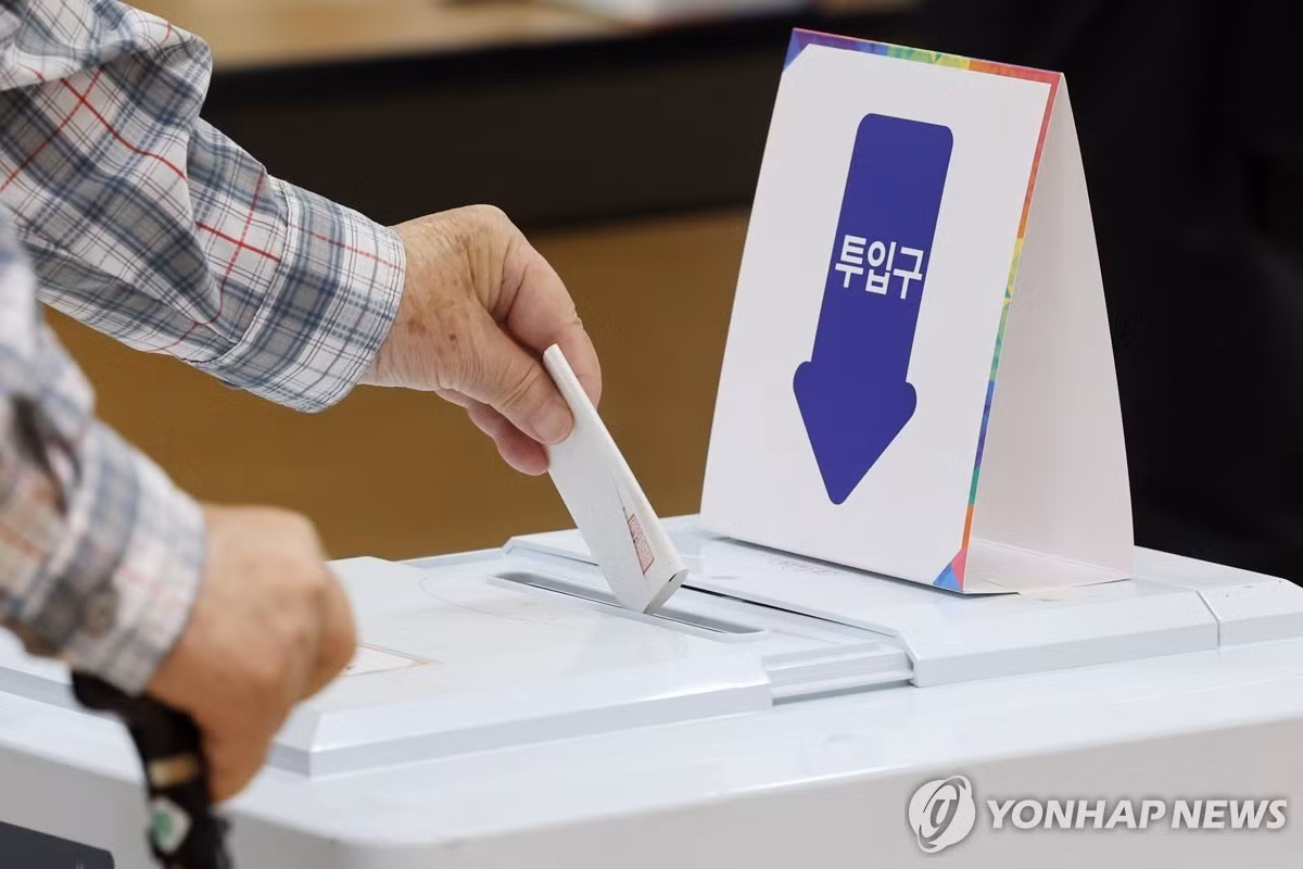 Cơ quan Cảnh sát Quốc gia Hàn Quốc cho biết họ sẽ triển khai 28.590 cảnh sát tại 14.295 điểm bỏ phiếu để đảm bảo trật tự, an toàn. Ảnh: Một cử tri bỏ phiếu trong cuộc bầu cử tổng thống tại một điểm bỏ phiếu ở phía nam Seoul vào ngày 3/6/2025. Ảnh: Yonhap.