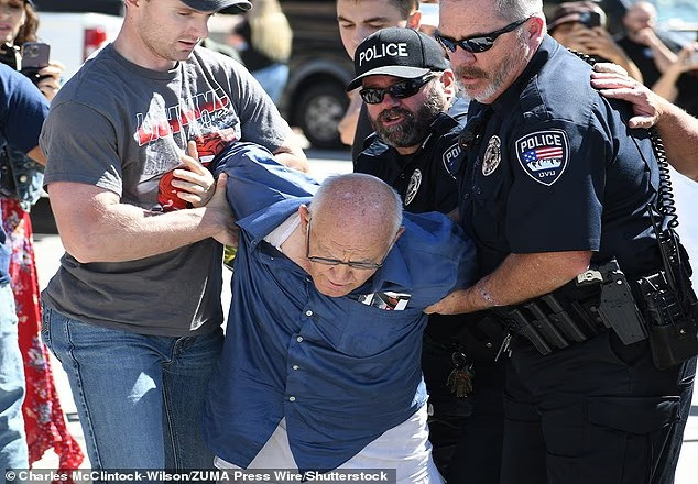 Được biết, một người đàn ông lớn tuổi ban đầu bị cảnh sát bắt giữ sau vụ nổ súng nhưng được thả ra sau khi được xác định không phải tay súng. Ảnh: ZUMA Press.