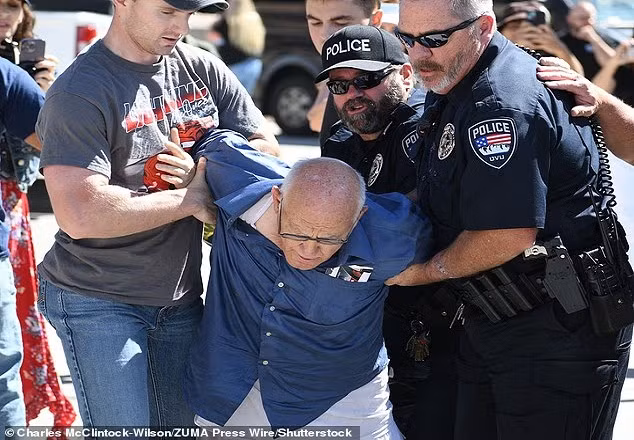 Được biết, một người đàn ông lớn tuổi ban đầu bị cảnh sát bắt giữ sau vụ nổ súng nhưng được thả ra sau khi được xác định không phải tay súng. Ảnh: ZUMA Press.