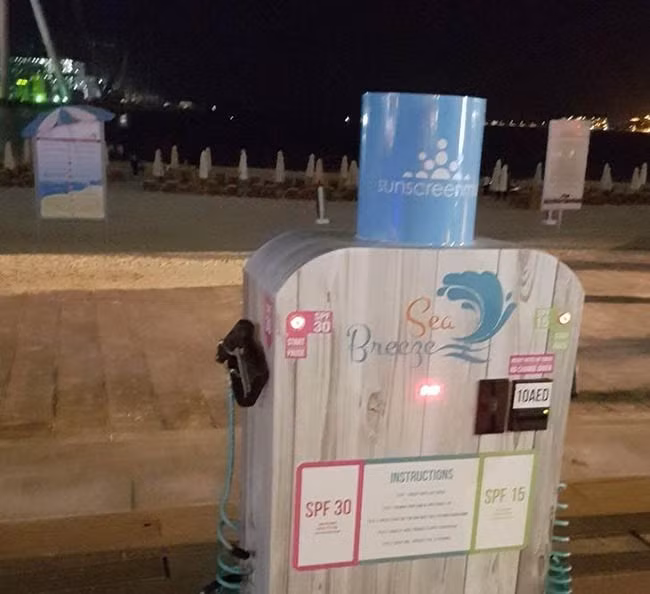 Trạm phát kem chống nắng tại bãi biển Dubai.