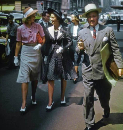 Bức ảnh này chụp một giám đốc quảng cáo đang đi bộ trên Đại lộ Madison đến một cuộc họp ở thành phố New York, Mỹ, vào khoảng năm 1950. (Nguồn ảnh: ATI)