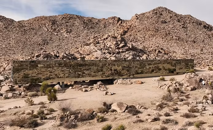 Ngôi nhà có thiết kế độc đáo như một hộp gương, phản chiếu cảnh quan sa mạc xung quanh để hòa mình vào môi trường thiên nhiên tạo hiệu ứng "vô hình" và gây ấn tượng mạnh cho người xem. Ảnh: Youtube.