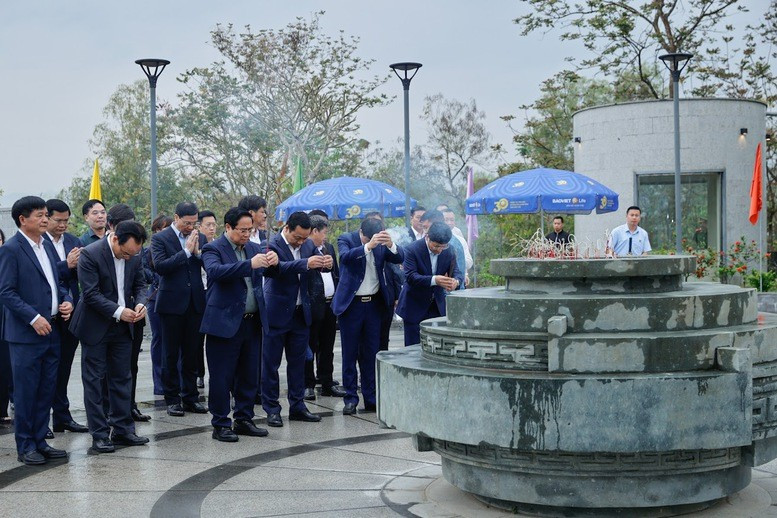 Thủ tướng Phạm Minh Chính dâng hương tưởng niệm các Anh hùng, liệt sĩ tại Đền thờ Liệt sĩ Chiến trường Điện Biên Phủ - Ảnh: VGP/Nhật Bắc