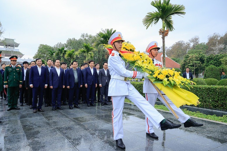 Thủ tướng Phạm Minh Chính dâng hương tưởng niệm các Anh hùng, liệt sĩ tại Nghĩa trang Liệt sĩ quốc gia A1 - Ảnh: VGP/Nhật Bắc