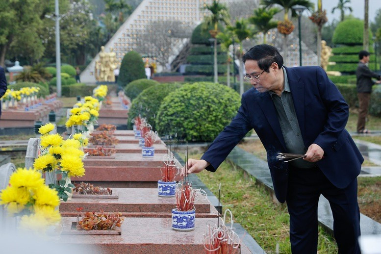 Thủ tướng thắp hương tưởng nhớ các Anh hùng, liệt sĩ - Ảnh: VGP/Nhật Bắc