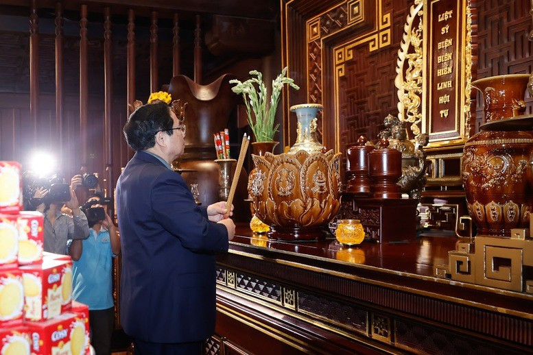 Thủ tướng Phạm Minh Chính dâng hương tưởng niệm các Anh hùng, liệt sĩ tại Đền thờ Liệt sĩ Chiến trường Điện Biên Phủ - Ảnh: VGP/Nhật Bắc