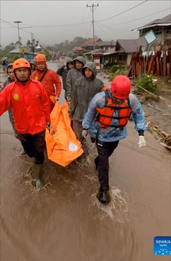 Bức ảnh do Cơ quan Tìm kiếm và Cứu nạn Quốc gia Indonesia (Basarnas) cung cấp cho thấy đội cứu hộ đang chuyển thi thể nạn nhân sau trận lũ lụt và lở đất tại huyện Padang Pariaman, Tây Sumatra, Indonesia, ngày 28/11.