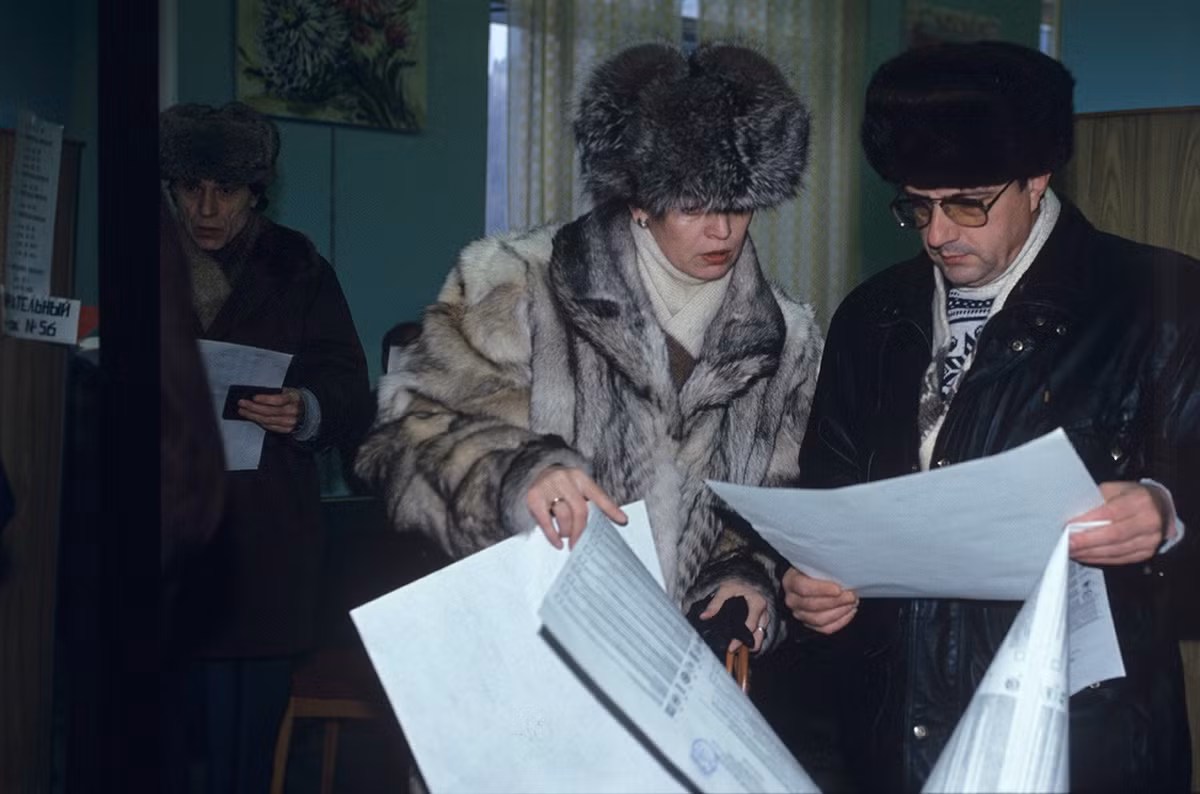 Người dân đi bỏ phiếu trong cuộc bầu cử dân chủ vào Duma Quốc gia năm 1995. (Nguồn ảnh: Gw2ru.com/Sputnik)