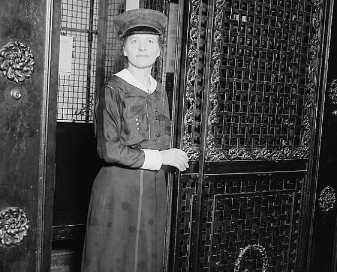 Nữ nhân viên thang máy tại Khách sạn Martha Washington năm 1917.