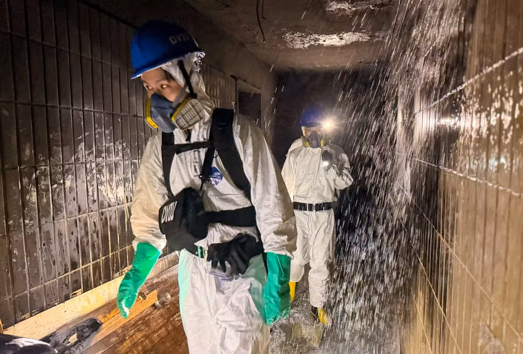 Cheng Ka-chun, sĩ quan phụ trách Đơn vị xác định nạn nhân thiên tai, cho biết trong quá trình tìm kiếm, các đội đã tìm thấy nhiều thi thể bên trong các căn hộ, trên cầu thang, hành lang và thậm chí trên mái nhà. Hoạt động tìm kiếm gặp khó khăn vì thiếu ánh sáng. Ảnh: SCMP.