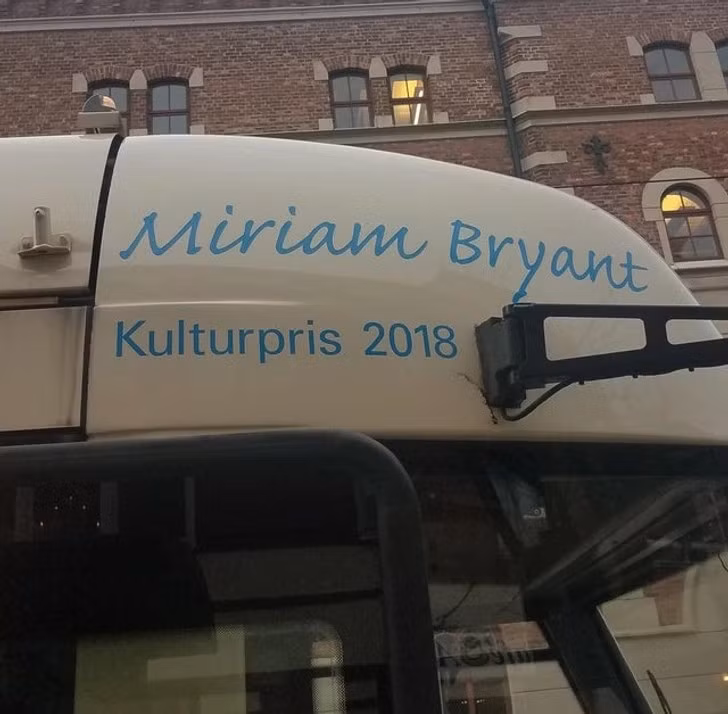 Một số máy bay ở Thụy Điển được đặt tên theo tên những người nổi tiếng.