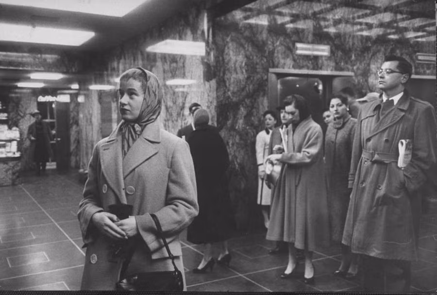 Các nhân viên tại tòa nhà văn phòng trên đại lộ Madison đang chờ thang máy năm 1957.