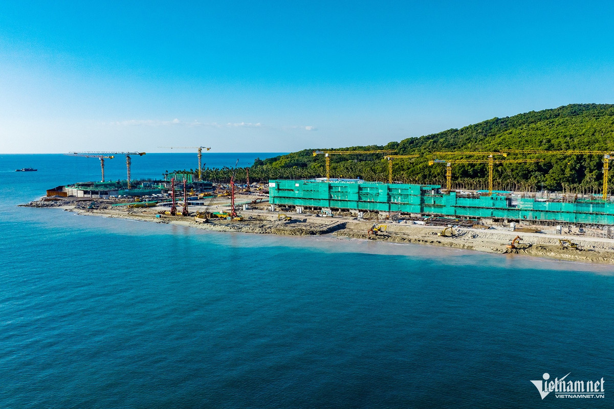 Nằm ở phía nam đảo ngọc đặc khu Phú Quốc (tỉnh An Giang), cụm phục vụ tổ chức APEC là công trình trọng điểm mang tính biểu tượng cao, đang được thi công thần tốc kể từ khi khởi công xây dựng vào tháng 6/2025.