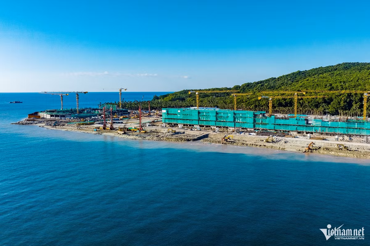 Nằm ở phía nam đảo ngọc đặc khu Phú Quốc (tỉnh An Giang), cụm phục vụ tổ chức APEC là công trình trọng điểm mang tính biểu tượng cao, đang được thi công thần tốc kể từ khi khởi công xây dựng vào tháng 6/2025.