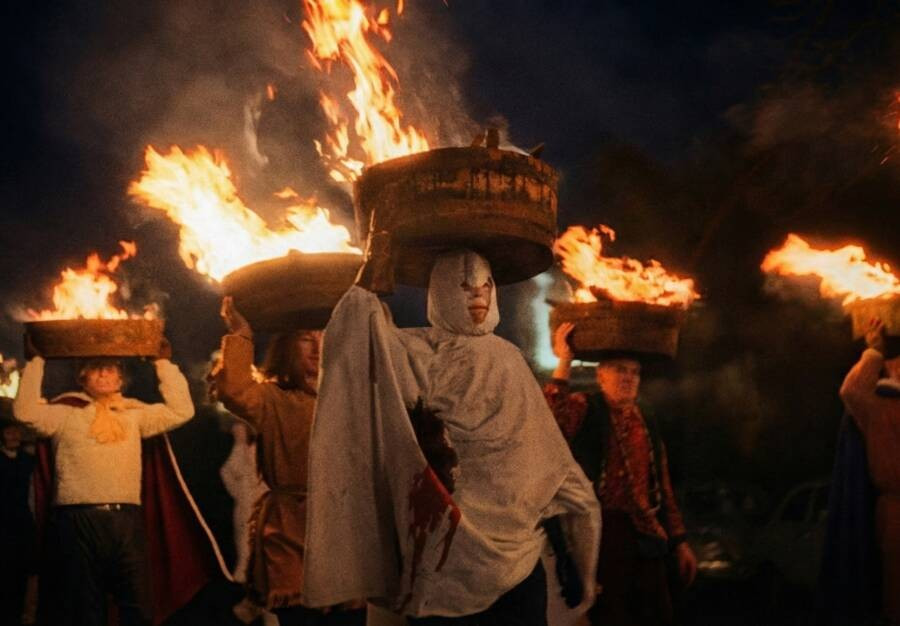 Lễ hội Allendale Tar Barrel đón Giao thừa diễn ra tại Northumberland, Anh, năm 1972. Ảnh: Alamy Stock.