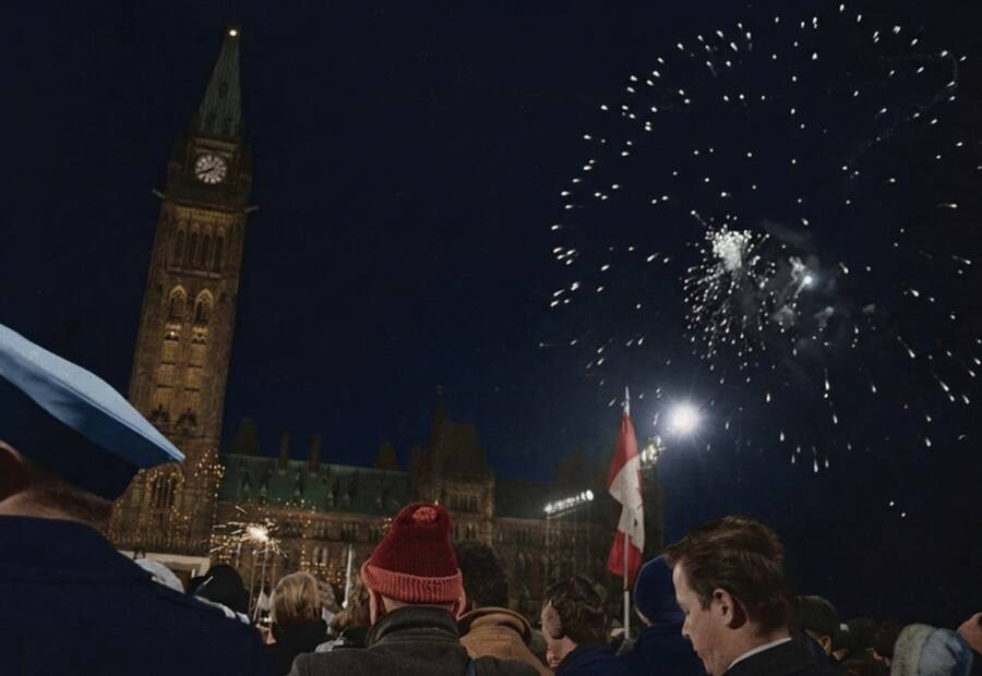 Pháo hoa rực rỡ trên bầu trời Ottawa, Canada, đón năm mới nhiều năm trước. Ảnh: Canada Archives/Collections and Fonds.