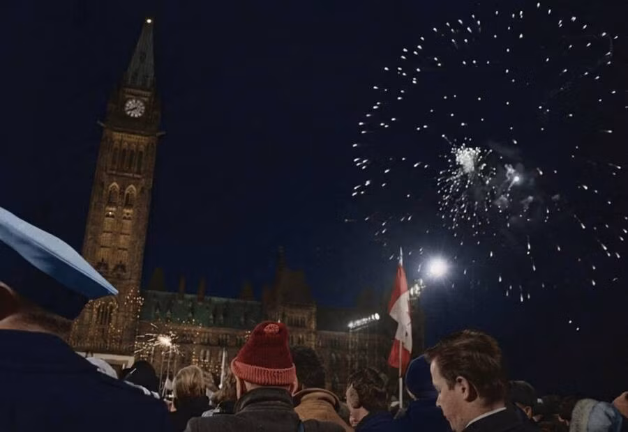 Pháo hoa rực rỡ trên bầu trời Ottawa, Canada, đón năm mới nhiều năm trước. Ảnh: Canada Archives/Collections and Fonds.