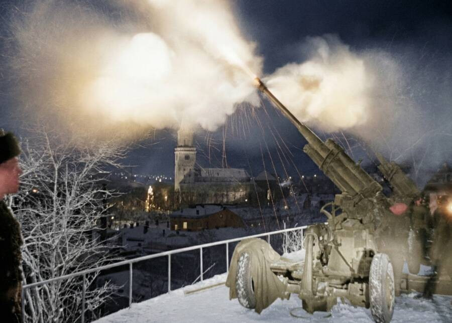 Một khẩu pháo được bắn để chào đón năm mới ở Turku, Phần Lan, năm 1979. Ảnh: Wikimedia Commons.