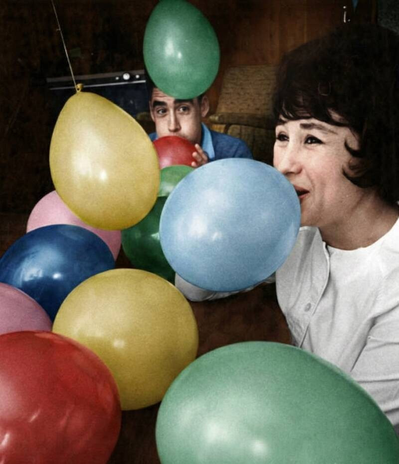 Một cặp đôi đang thổi bóng bay để chuẩn bị cho bữa tiệc đêm Giao thừa năm 1962. Ảnh: Thư viện công cộng Los Angeles.