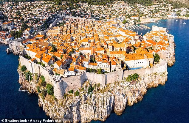 Là một nơi an toàn để tham quan, Dubrovnik thu hút rất nhiều khách du lịch với kiến trúc thời trung cổ, những khu phố cổ xinh đẹp và tầm nhìn ngoạn mục ra biển Adriatic,... Ảnh: Shutterstock.