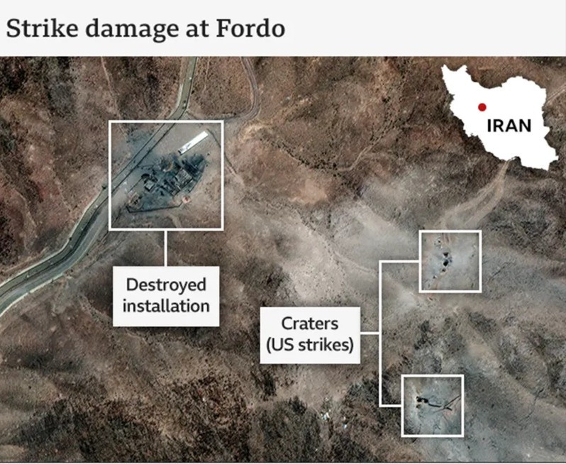 Theo BBC, những hình ảnh vệ tinh đã tiết lộ dấu hiệu hư hại mới trên các tuyến đường tiếp cận và đường hầm tại cơ sở làm giàu uranium Fordo của Iran, nơi bị Israel nhắm tới vào ngày 23/6, một ngày sau khi Mỹ thả bom phá boongke xuống địa điểm này. Ảnh: BBC.