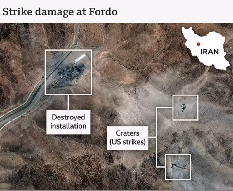 Theo BBC, những hình ảnh vệ tinh đã tiết lộ dấu hiệu hư hại mới trên các tuyến đường tiếp cận và đường hầm tại cơ sở làm giàu uranium Fordo của Iran, nơi bị Israel nhắm tới vào ngày 23/6, một ngày sau khi Mỹ thả bom phá boongke xuống địa điểm này. Ảnh: BBC.