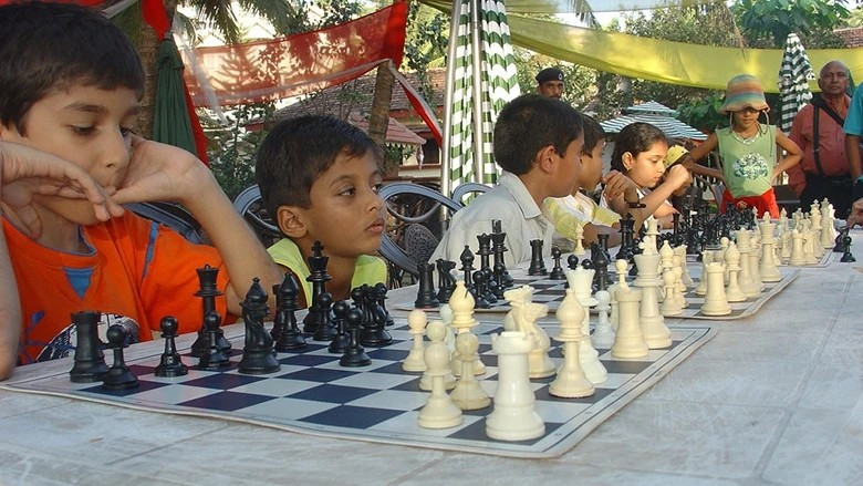 Ấn Độ được cho là quê hương của cờ vua. Hình thức cờ vua ban đầu ở Ấn Độ có tên là chaturaṅga, có từ thế kỷ thứ 7 sau Công nguyên (thậm chí là trước đó). Trò chơi nhanh chóng lan sang Ba Tư, Ả Rập, Nam Âu và khắp thế giới. Ảnh: AI.