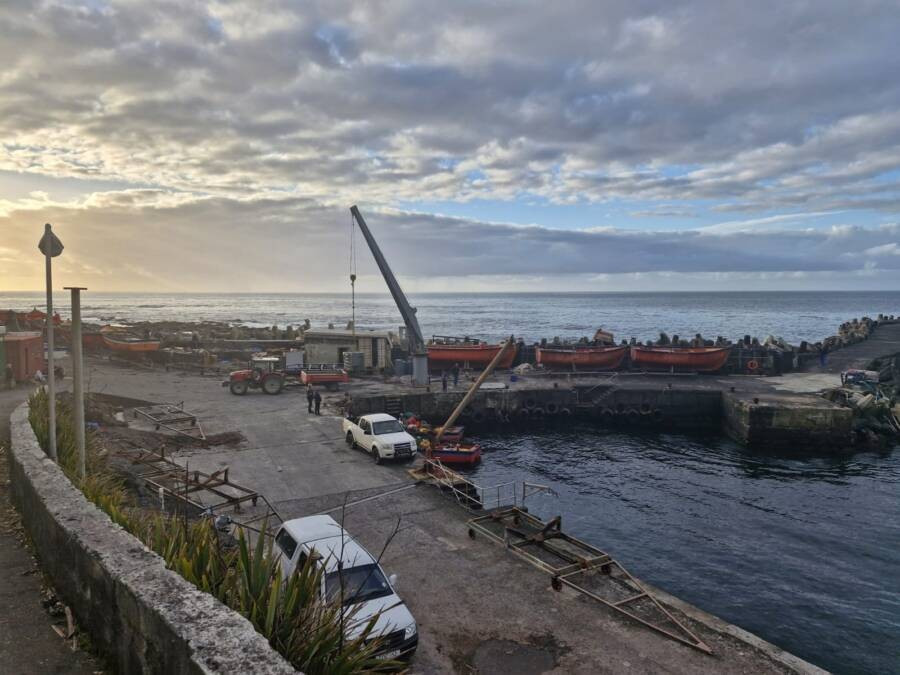 Những chiếc thuyền dùng để đánh bắt tôm hùm neo đậu ở bến cảng.