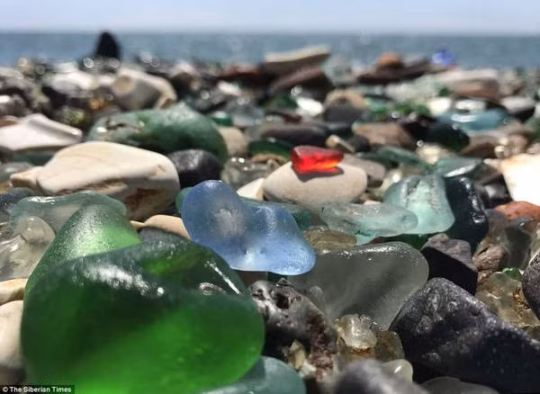 Hàng triệu mảnh thủy tinh được sóng biển mài nhẵn phủ kín khắp bãi biển. Ảnh: Siberian Times.