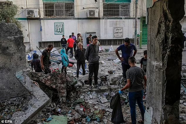 "Quân đội Israel sẽ tiến hành một cuộc tấn công quy mô lớn chưa từng có để phá hủy năng lực của các tổ chức khủng bố trong khu vực này", người phát ngôn Quân đội Israel, Đại tá Avichay Adraee, viết trên mạng X. Ông nói thêm rằng, khu vực được yêu cầu sơ tán là "vùng chiến sự nguy hiểm" và khu vực ven biển được chỉ định là "vùng an toàn hơn". Ảnh: EPA.