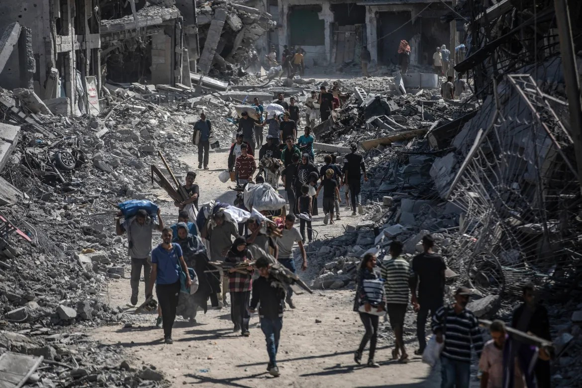 Các gia đình Palestine quay trở về để kiểm tra nhà của họ sau khi Quân đội Israel rút khỏi một số khu vực phía đông Khan Younis, phía nam Dải Gaza. Ảnh: EPA.