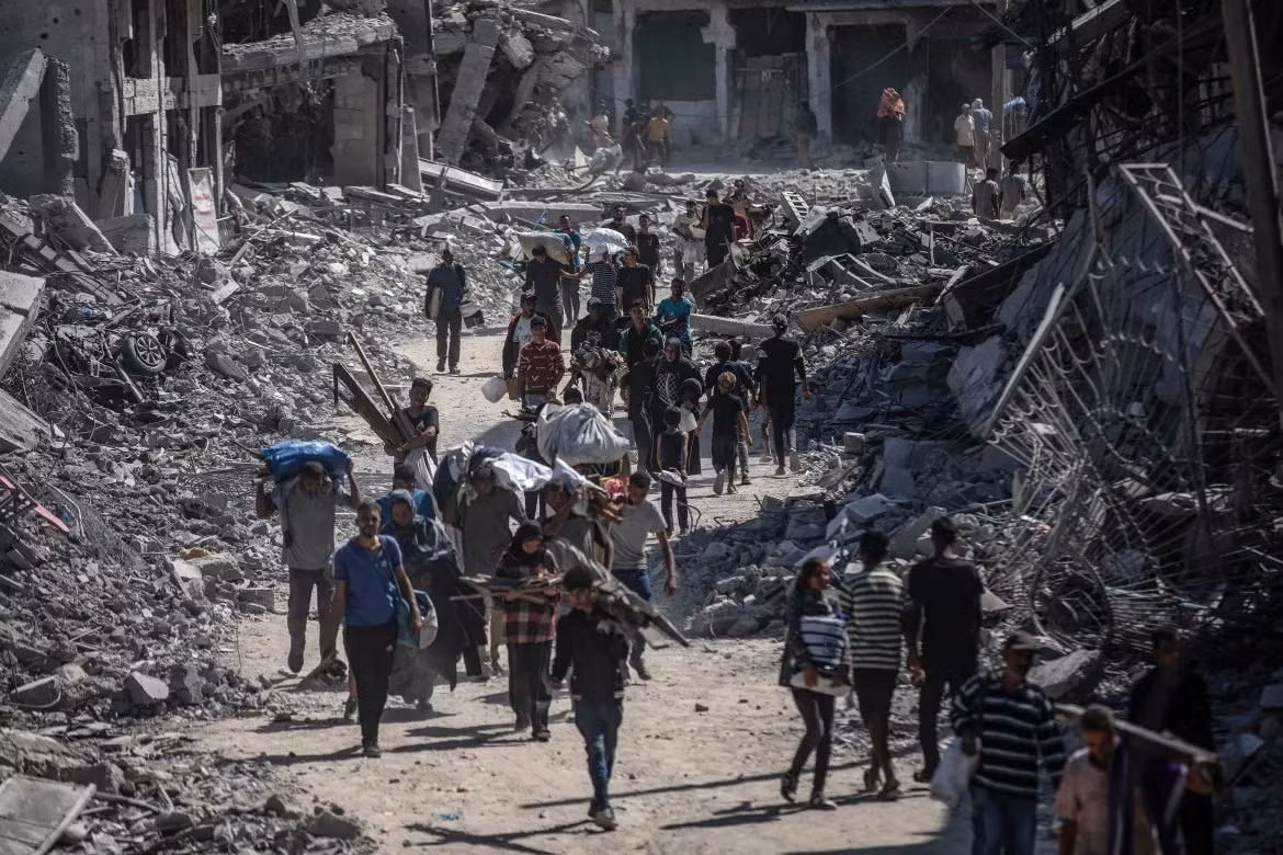 Các gia đình Palestine quay trở về để kiểm tra nhà của họ sau khi Quân đội Israel rút khỏi một số khu vực phía đông Khan Younis, phía nam Dải Gaza. Ảnh: EPA.