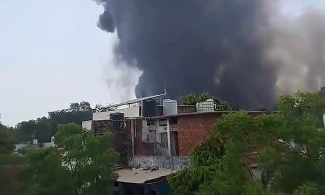 Chuyên gia hàng không Julian Bray nói với MailOnline: "Một chiếc Boeing Dreamliner đã bị rơi, không chắc liệu có ai đã được đưa ra khỏi máy bay hay không". Ảnh: DM.