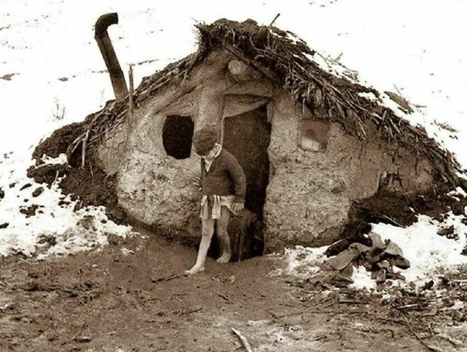 Bức ảnh này chụp kiểu nhà Bordei hay Burdei (nửa hầm) tại Hungary vào năm 1976.