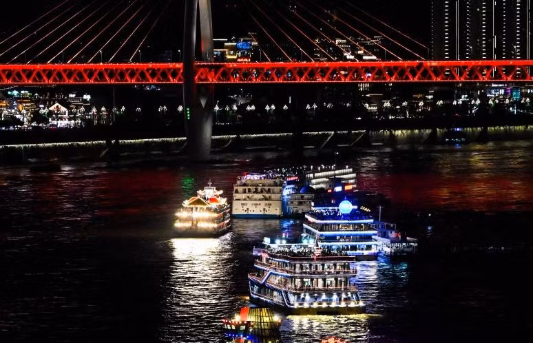 Đi thuyền ngắm cảnh đêm ở thành phố Trùng Khánh là một trải nghiệm du lịch thú vị.