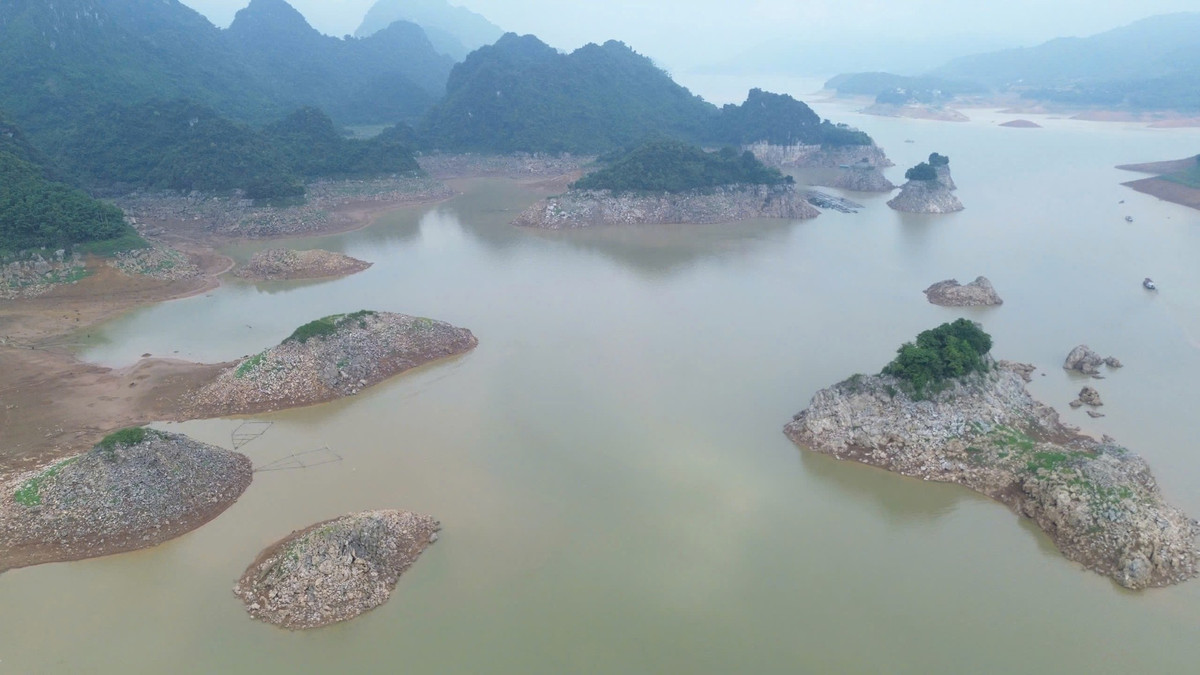 Ông Đinh Văn Hạnh (xã Vây Nưa, huyện Đà Bắc, tỉnh Hòa Bình) cho biết, ông đã làm du lịch trên hồ thủy điện Hòa Bình 30 năm, nhưng mới chỉ chứng kiến vài lần nước hồ cạn như thế này. Nước rút sâu hơn 40 mét, nhiều điểm đáy hồ trơ ra từng mảng, tàu bè khó khăn trong việc đi lại. “Mực nước hồ cạn thế này ít khi xuất hiện. Cách đây khoảng chục năm, có một lần mực nước hồ thủy điện Hòa Bình xuống xấp xỉ thế này, nhưng không đến mức độ cạn trơ đáy như bây giờ”, ông Hạnh cho biết.