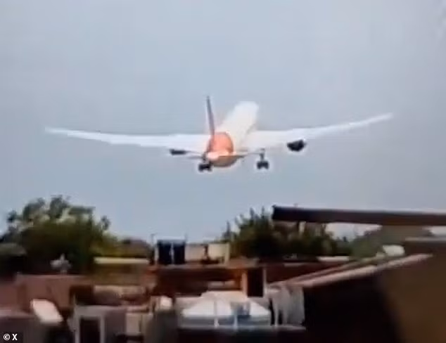 Hãng thông tấn Ấn Độ ANI trước đó dẫn nguồn tin cảnh sát xác nhận có 242 người trên chuyến bay vừa gặp nạn, trong đó có 230 hành khách và 12 thành viên phi hành đoàn. Trong số đó có 53 hành khách là người Anh và 11 người trên máy bay là trẻ em. Ảnh: X.