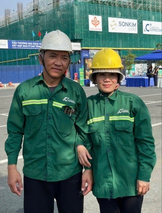 Vợ chồng chị Kim Loan tranh thủ sắm sửa đồ Tết cho con từ sớm.