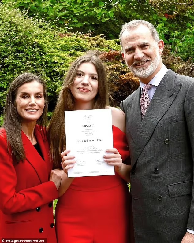 Năm 2023, Công chúa Sofia đến xứ Wales theo học chương trình cấp ba tại UWC Atlantic - một trong những trường quốc tế danh giá nhất thế giới. Theo Daily Mail ngày 26/5, gần đây, Sofia đã nhận bằng tốt nghiệp của trường. Cô chụp ảnh kỷ niệm cùng cha mẹ nhân sự kiện này. Ảnh: Instagram.