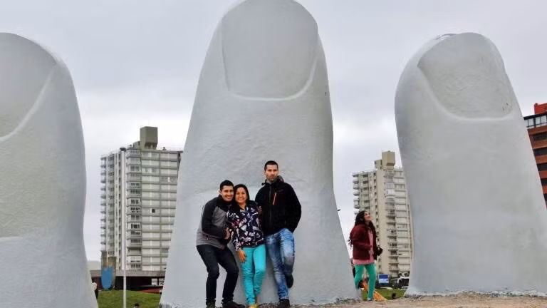 Punta del Este là một trong những điểm thu hút khách du lịch phổ biến ở Uruguay. Tác phẩm điêu khắc "bàn tay khổng lồ" nổi tiếng nằm ở Punta del Este. Ảnh: NC.