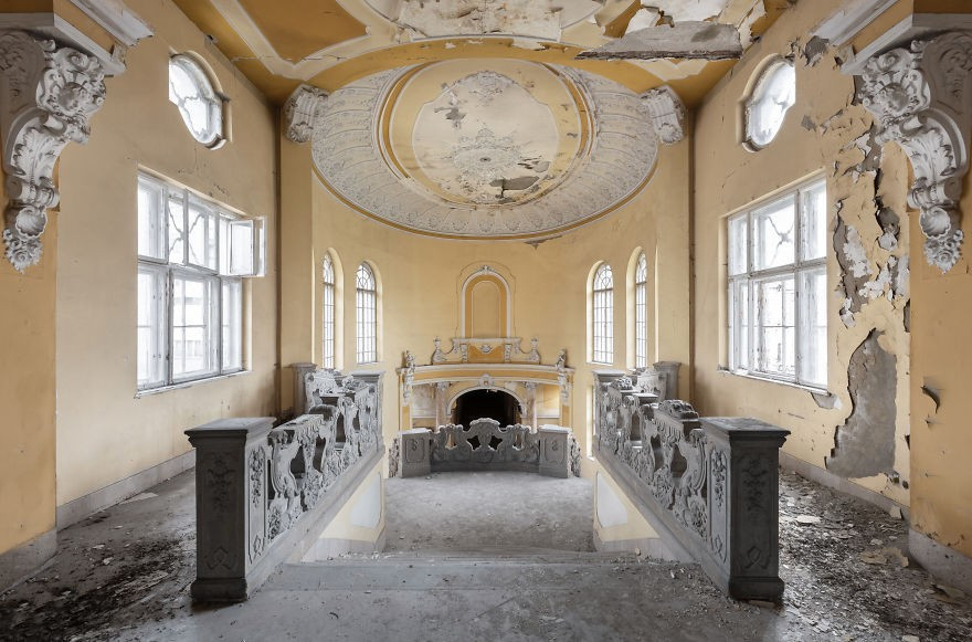 Đây là sảnh vào của nhà hát từng rất tráng lệ.