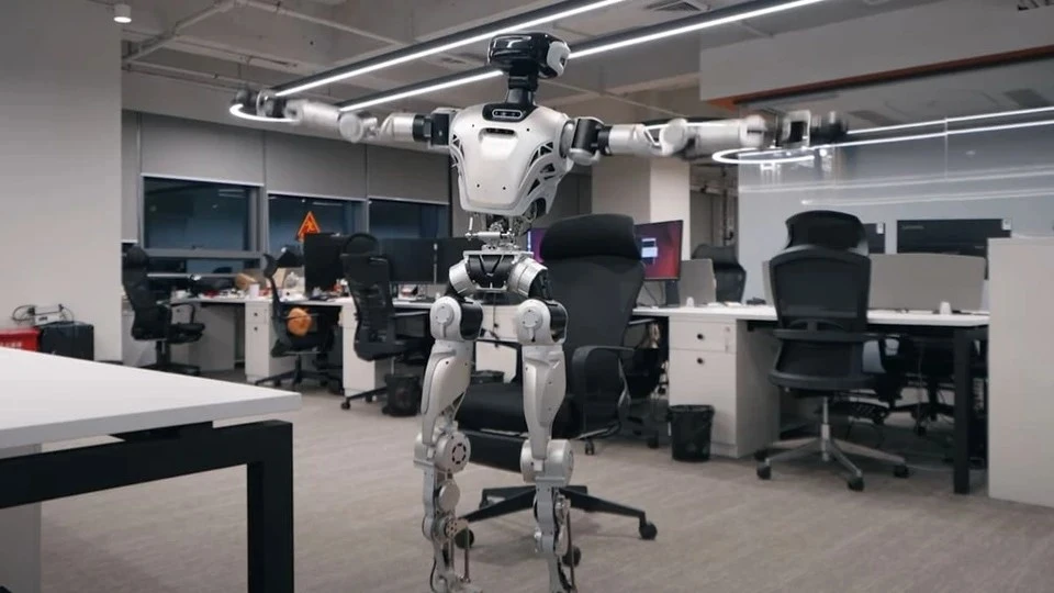 Kinh ngạc robot Trung Quốc vươn vai như nhân viên văn phòng