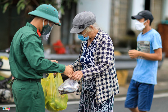 Nhiều người dân vui mừng và phấn khởi khi nhận được những phần hỗ trợ từ các cán bộ chiến sĩ. (Ảnh: Zing)