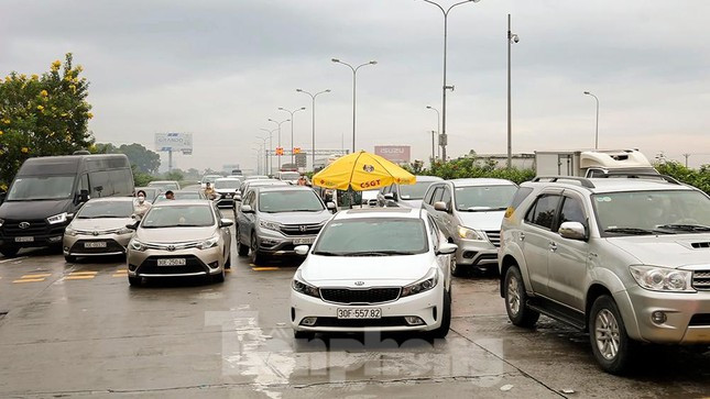 Trái với hai chốt kiểm soát nói trên, tại chốt kiểm soát dịch bệnh trạm thu phí Pháp Vân – Cầu Giẽ, hướng phương tiện đi ra khỏi thành phố ùn tắc nhẹ, trong khi hướng ngược lại khá thông thoáng.