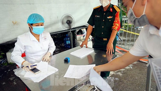 Việc khai báo y tế và kiểm tra giấy tờ diễn ra nhanh chóng và thuận lợi, tuy nhiên, vì lượng phương tiện hướng ra khỏi thành phố trong ngày khá đông, dẫn tới việc các phương tiện phải dừng/chờ đến lượt.