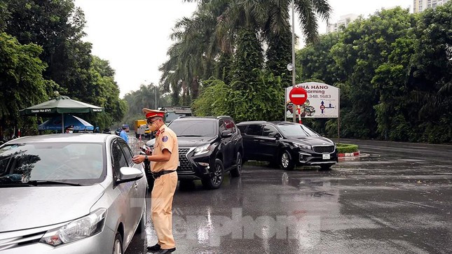 Một điểm nóng giao thông khác được ghi nhận trong tuần trước là chốt kiểm soát dịch bệnh tại lối ra vào khu đô thị Ecopark - nơi có lượng dân cư thường xuyên đi lại, làm việc tại nội thành, trong sáng nay cũng không ghi nhận hiện tượng ùn tắc.