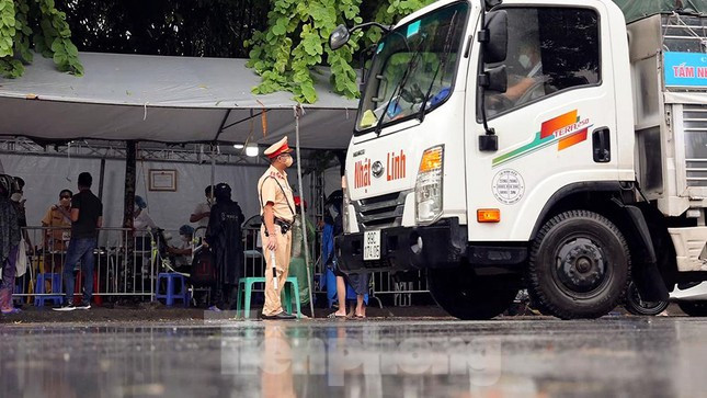 Lực lượng chức năng tại chốt này cho biết: Hiện tượng ùn tắc xảy ra những ngày trước đó chủ yếu do người dân chưa nắm được thông tin, dẫn đến qua chốt nhưng không có lý do chính đáng, hoặc thiếu giấy đi đường, giấy xét nghiệm hợp lệ.