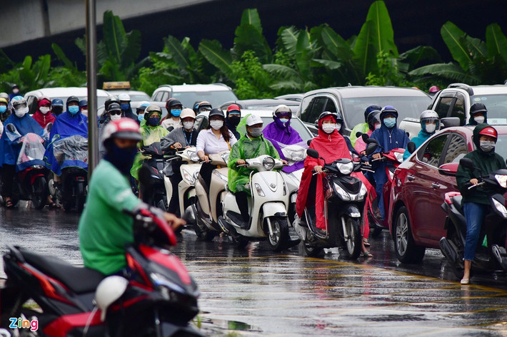 8h25 tại ngã tư Phạm Hùng - Nguyễn Hoàng (quận Nam Từ Liêm). Nhiều người không kịp đến nơi làm việc vì đường bị ùn tắc khá dài. Ảnh: Nhật Sinh.