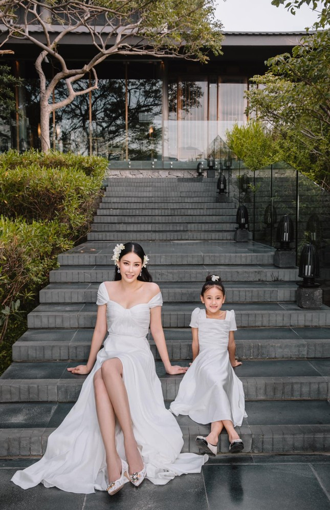 Cô con gái út Vivian nhà Hà Kiều Anh gây chú ý với nhan sắc ngày càng xinh đẹp tựa một 'tiểu mỹ nhân'.