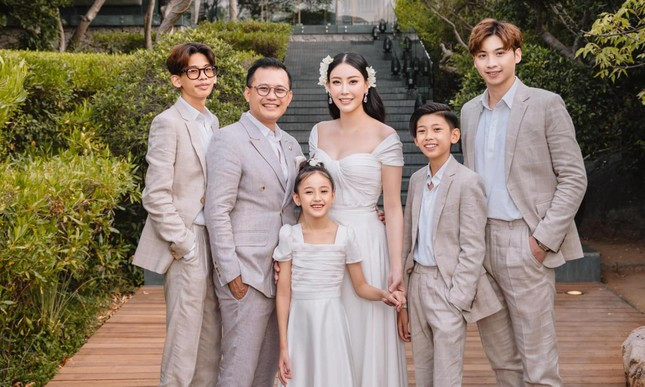 Trong khi Hoa hậu Hà Kiều Anh và cô con gái út mặc váy trắng tinh khiết thì ông xã của cô - doanh nhân Huỳnh Trung Nam và các cậu con trai mặc vest bảnh bao, lịch lãm.